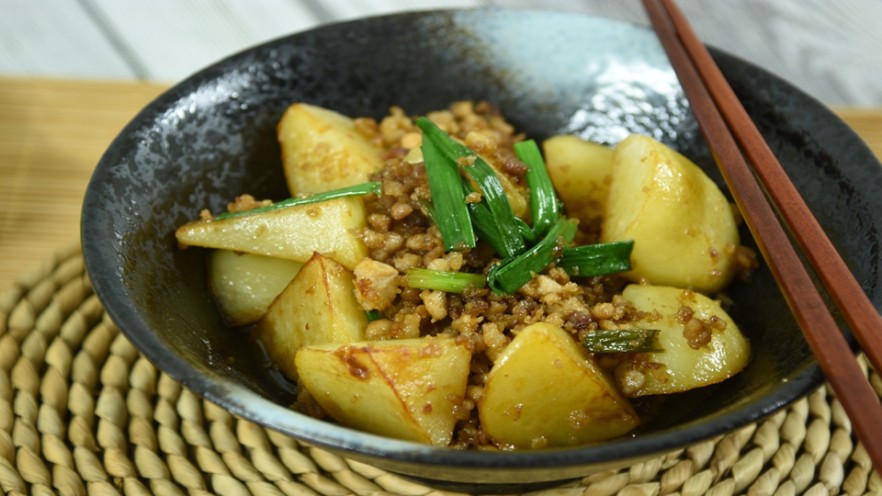 土豆这么做又香又糯，夹着肉香，超好吃