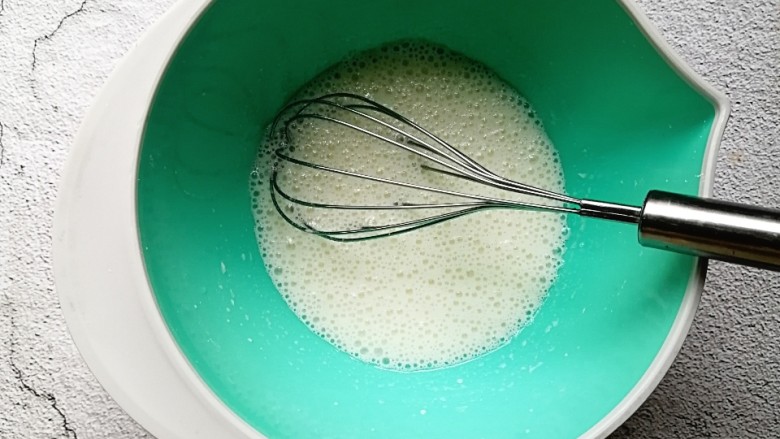 香葱肉松蛋糕,搅拌至乳化状态(搅拌一分钟左右)