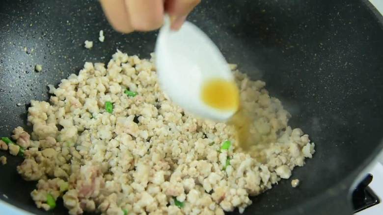 土豆这么做又香又糯,夹着肉香,超好吃,倒入肉末炒变色后淋入料酒。