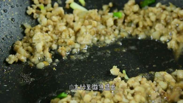 土豆这么做又香又糯,夹着肉香,超好吃,肉末炒至微焦盛出。