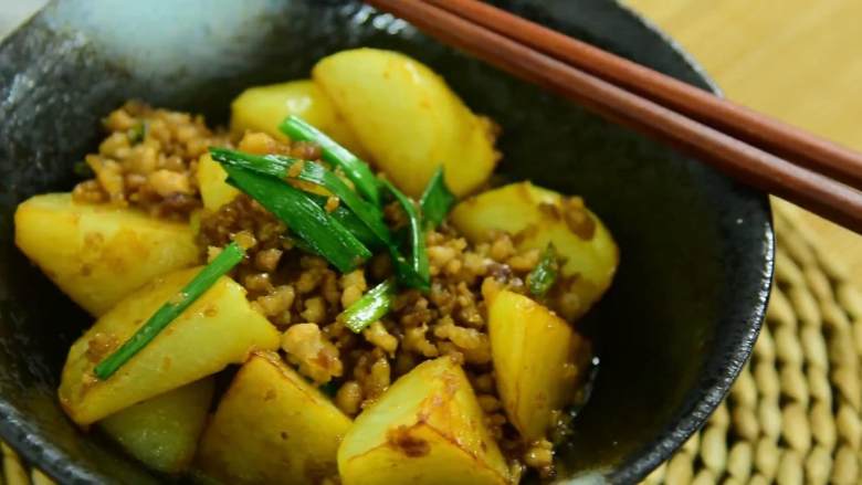 土豆这么做又香又糯,夹着肉香,超好吃,出锅前加入葱段调味即可。