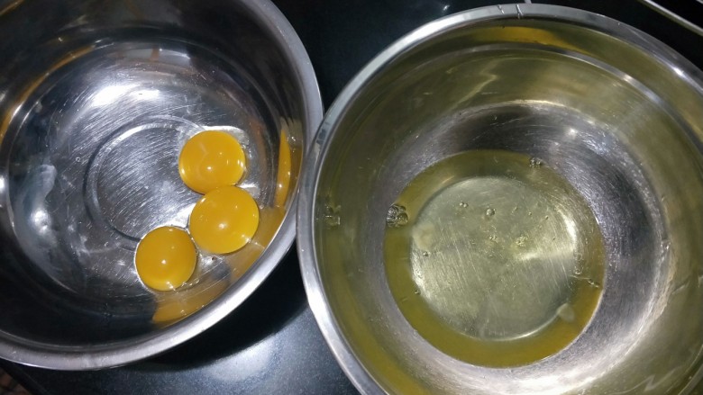 6寸烟囱戚风蛋糕,3个鸡蛋,蛋清,蛋黄分离,盛蛋清的盆要是无油无水干的。