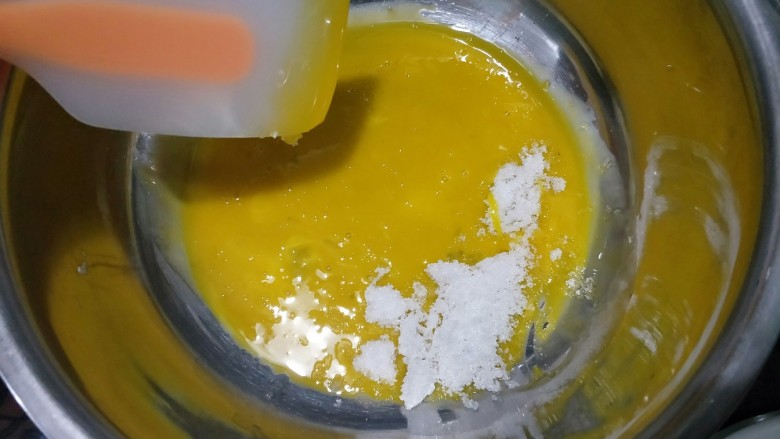 6寸烟囱戚风蛋糕,蛋黄搅散,加入15克白糖,再加入玉米油,牛奶切拌均匀