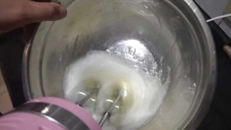 6寸烟囱戚风蛋糕,开始打发蛋清,滴几滴柠檬汁或者白醋,先打散,再加入三分之一白糖,继续低速打发