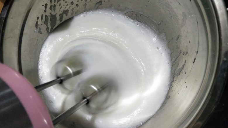 6寸烟囱戚风蛋糕,加入第二次白糖,继续打发