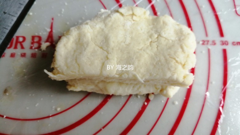 羊角司康,重叠放置,重复操作3次