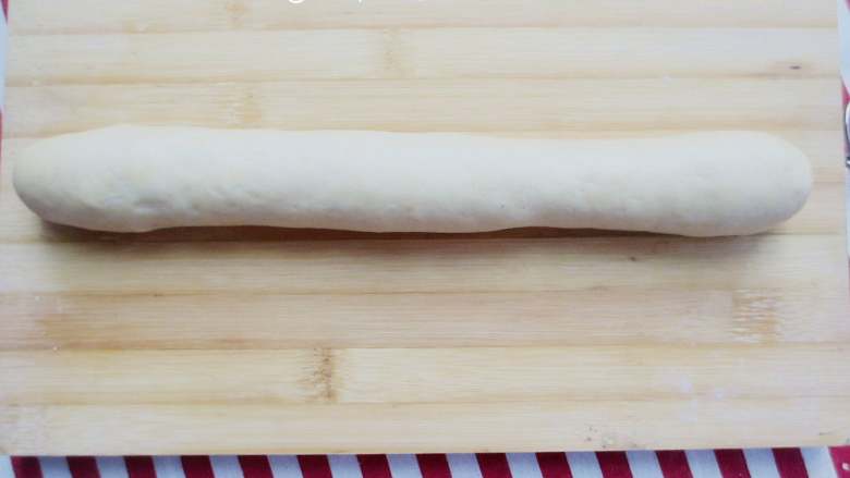 刀切小馒头,取出发酵好的面团,在案板上揉一揉,排气。如果喜欢吃有嚼劲的,这个过程可以时间稍微长些,反复揉一揉有助于增加面的韧性。将面团搓成粗细均匀的长条状