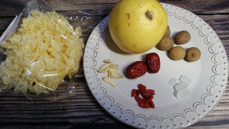 银耳雪梨盅,准备食材,洗净备用