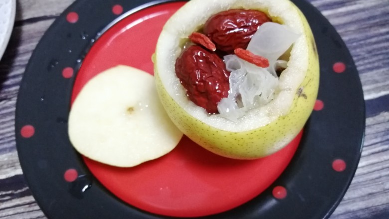 银耳雪梨盅,然后将所有食材都放入梨子中,加入少许清水