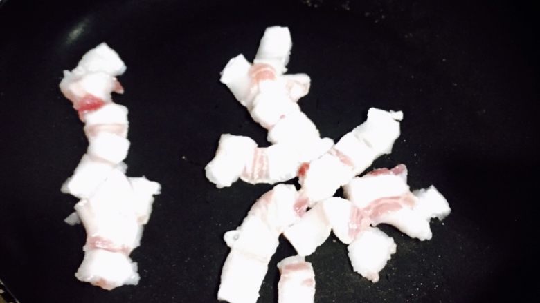 酸辣藕尖,热锅,无油状态放入五花肉煸炒