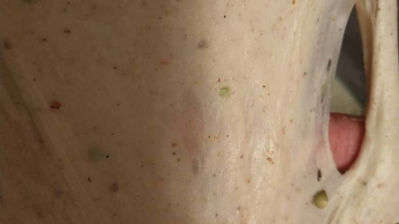 榴莲饼,加入盐和黄油,继续揉至能拉出薄膜的状态