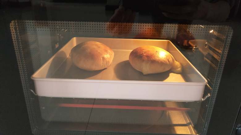 榴莲饼,烤箱预热200度!中层上下火烤20分钟