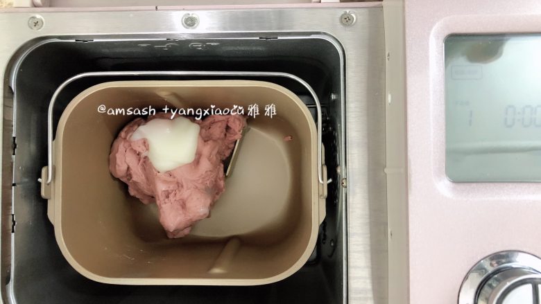 花样馒头,揉到面粉成团之后把10g的猪油放入面团中继续揉至面团光滑,我这里揉了20分钟