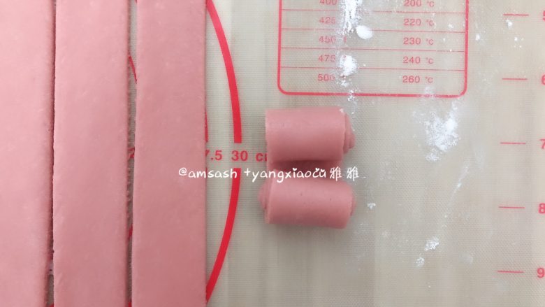 花样馒头,拿一条面皮从两头往中间卷,抹油的一面要朝面面的,卷的两头也要一致,不要一头卷多一头卷少哦