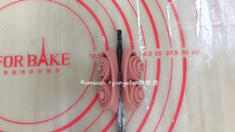 花样馒头,用筷子从中间往下压,压出花纹来