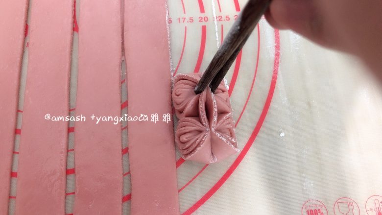 花样馒头,然后依然用筷子,在花纹的两头用筷子把它夹住