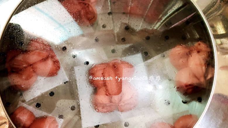 花样馒头,直接开中火蒸12分钟,蒸好后不要马上开盖子,焖3分钟后将盖子打开一条缝,慢慢放气,待蒸汽放得差不多了才完全开盖。以防蒸好后的馒头遇到冷空气造成回缩问题