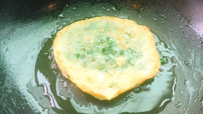 饺子皮版葱油饼,中小火慢慢烙