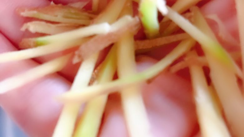 西红柿虾仁炒蛋,水开虾仁虾仁,放入姜丝