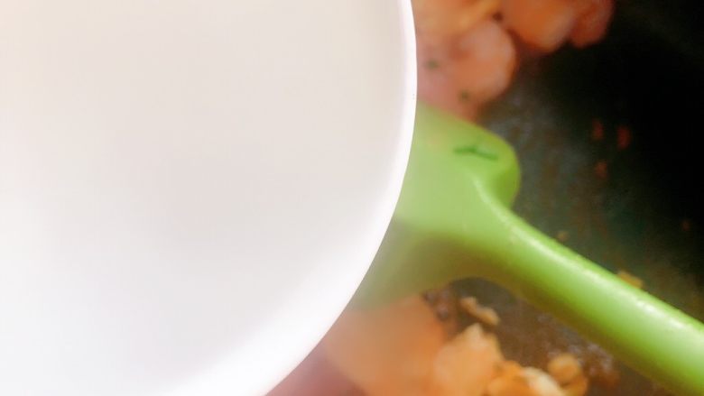 西红柿虾仁炒蛋,加一点点水,我家喜欢汤多一点多,可以拌饭吃