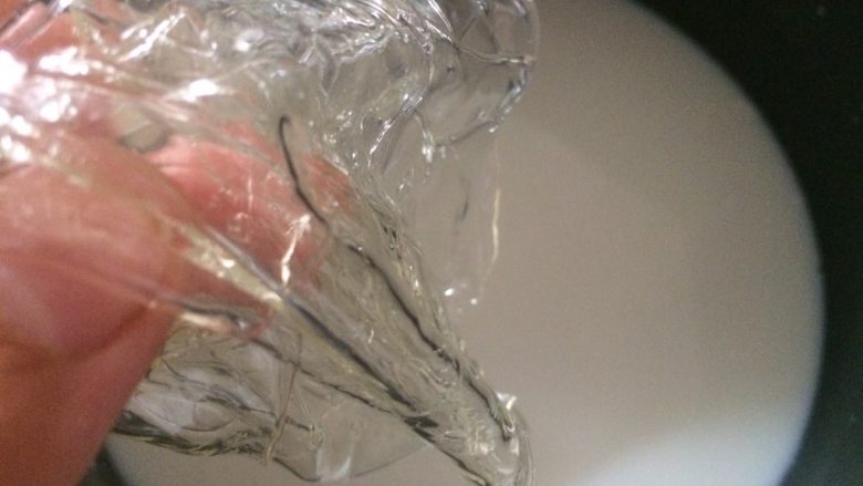 木瓜椰奶冻,把泡软的吉利丁片放进煮好的椰奶中搅拌融化,放置一旁;