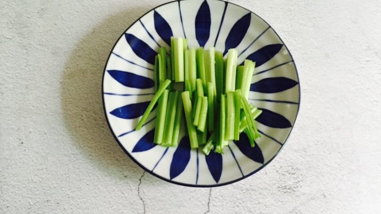 香芹黄豆芽,香芹摘去叶子清洗干净切段备用