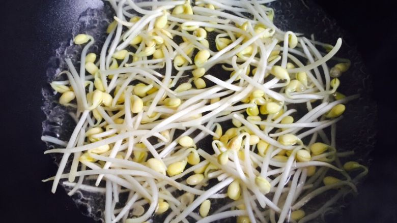 香芹黄豆芽,锅中加入清水大火烧开,放入黄豆芽