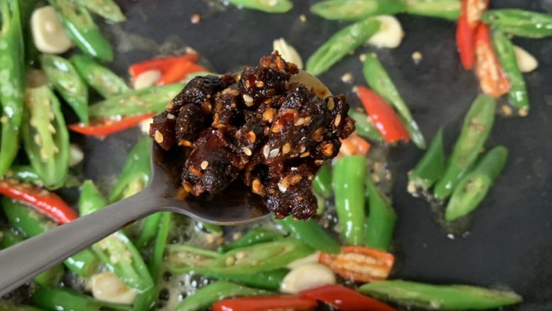 农家小炒肉,炒至变软,起虎皮,加入<a style='color:red;display:inline-block;' href='/shicai/ 694'>豆豉</a>