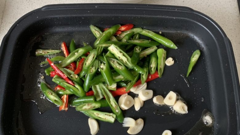 农家小炒肉,下<a style='color:red;display:inline-block;' href='/shicai/ 2794'>大蒜</a>,辣椒炒