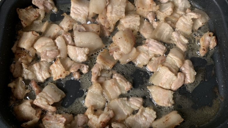 农家小炒肉,继续炒至肉片金黄捞出,留底油