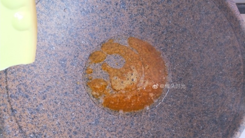 红烧肉,融化后慢慢变成焦糖色