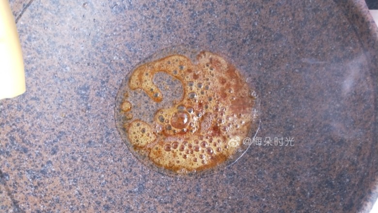 红烧肉,随后会起泡泡,这时候立刻倒入五花肉,炒糖色过程中要注意颜色变化,不要炒糊了。