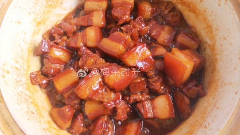 红烧肉,汤汁基本收干,撒鸡精即可出锅