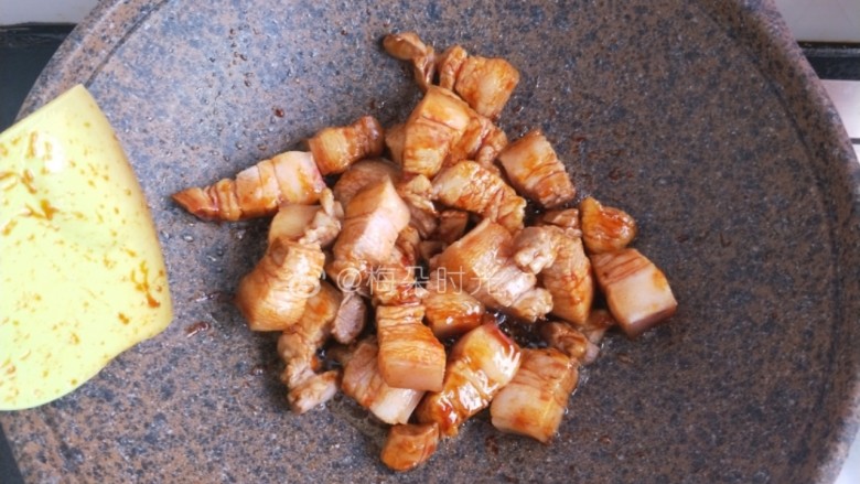 红烧肉,翻炒均匀,让每块肉都粘上糖色