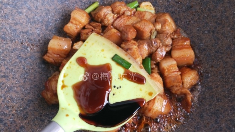 红烧肉,加生抽少许,老抽少许,适量蚝油,翻炒均匀