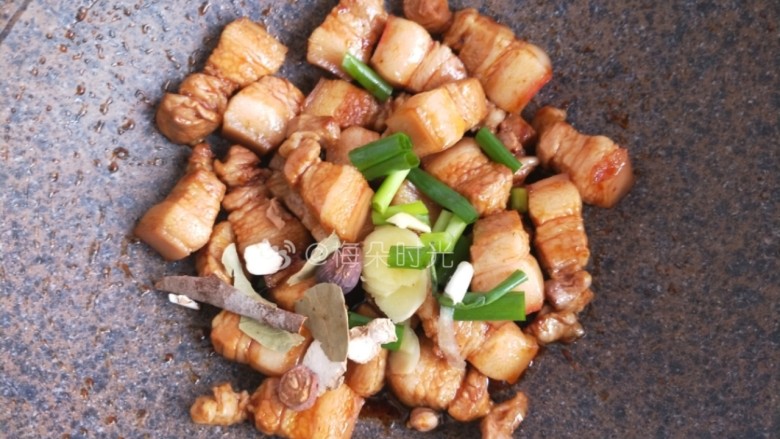 红烧肉,把葱姜调料倒进去翻炒