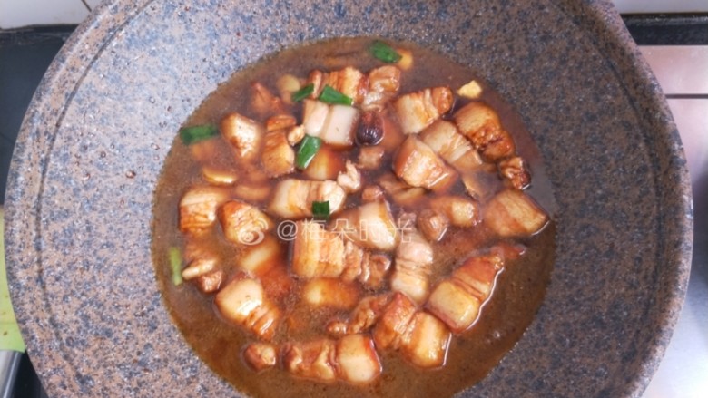 红烧肉,加热水淹没肉块,不要加冷水,冷水会让肉块遇冷紧缩起来,肉质变老。