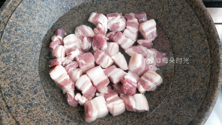 红烧肉,五花肉切成小块,冷水下锅,加料酒,煮出血沫。