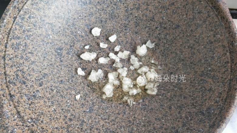 红烧肉,开始炒糖色,炒锅内倒油,放一小把冰糖,小火慢慢熬化