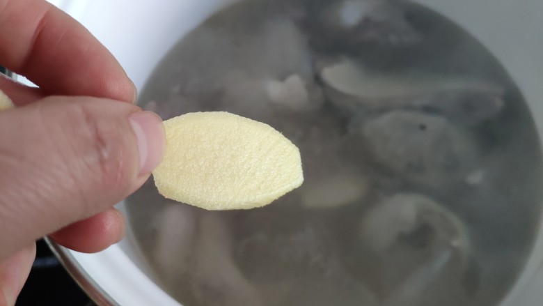 山药红枣老鸭汤,等水煮开后,如果上面还有浮沫,用勺子撇出来,然后放入姜片。
