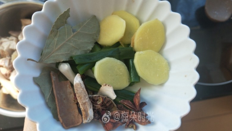 红烧肉,准备葱段,姜片,八角,花椒,香叶,桂皮等调味料。