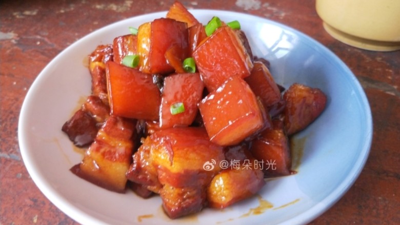 红烧肉,盛盘,撒葱花点缀,颜色看起来很有食欲吧