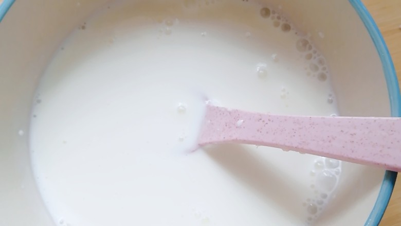 原味蛋挞,把这些材料都加在同一个碗里,向同一个方向搅匀