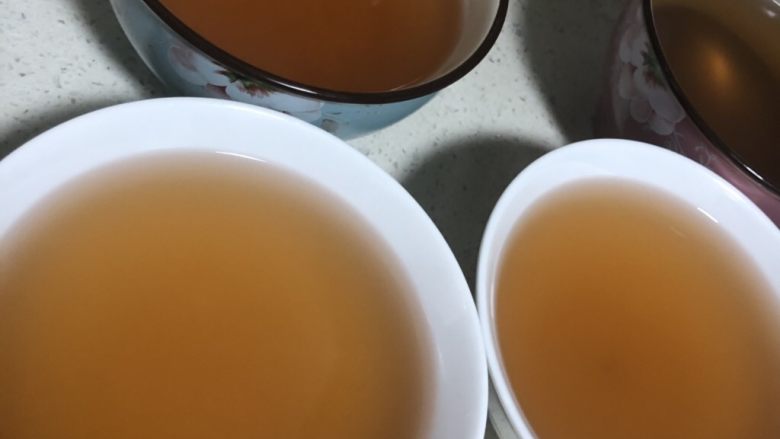 自制泡菜、黄瓜、萝卜,花椒、八角、桂皮、生姜、冰糖、盐、白醋一起用水煮开,沥出杂质,放凉备用