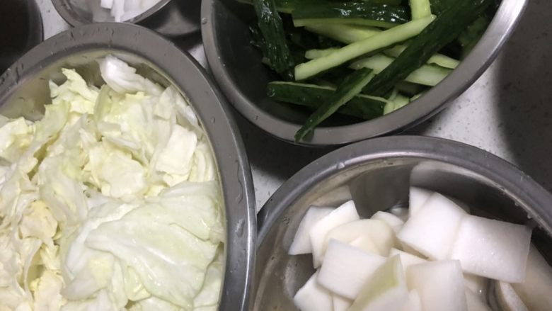 自制泡菜、黄瓜、萝卜,讲要泡的食物切好洗净,抹上盐,放置30分钟,之后倒掉盆中水分,沥干