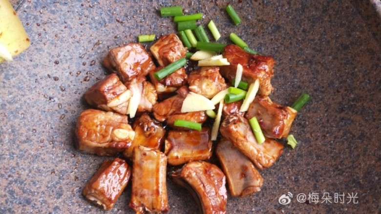 糖醋排骨,把葱姜加进去，再加生抽，老抽少许，蚝油，翻炒均匀