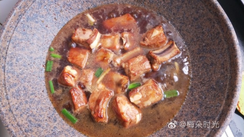 糖醋排骨,加热水淹没排骨，不要加冷水。加少许盐，盖盖子中小火炖40分钟。