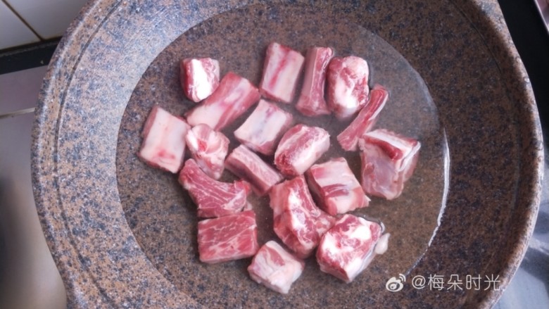 糖醋排骨,排骨冷水下锅，加料酒，煮出血沫
