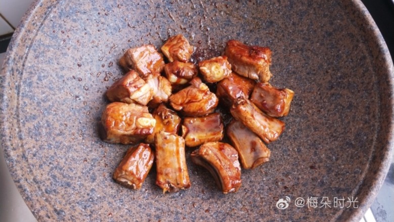 糖醋排骨,把排骨倒进去翻炒，让每一块肉都粘上糖色