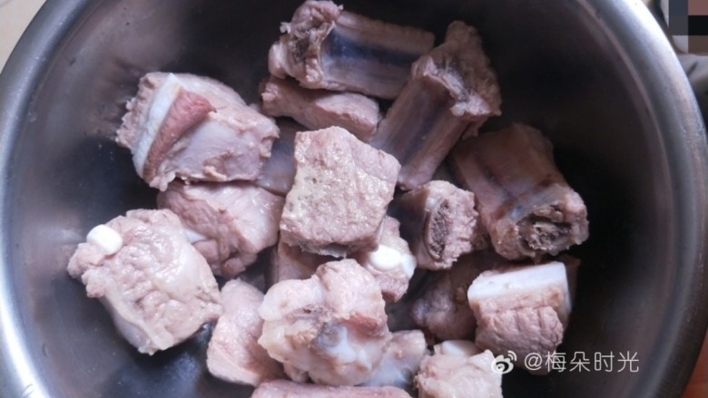 糖醋排骨,捞出控干水分